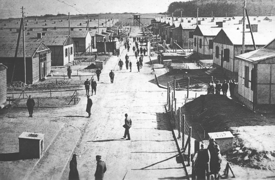 Blick auf das Stalag IV A. Das Foto zeigt die heutige Hauptstraße in Trutzhain.